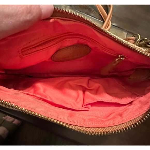 Fossil Crossbody‎ bag. Tan Creme. Zip closure. Lined pockets. Detachable strap - Picture 4 of 7